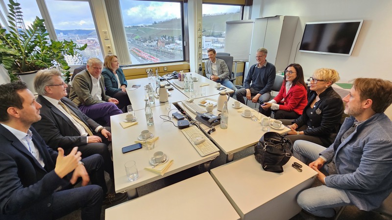 Eine Delegation von CSU-Landtagsabgeordneten aus Unterfranken besuchte kürzlich das Studio Mainfranken des Bayerischen Rundfunks im Hochhaus am Hauptbahnhof, um sich über die aktuellen Herausforderungen und Entwicklungen in der Medienlandschaft zu informieren.
Studioleiter Frank Müller und Redakteur Ansgar Nöth empfing die Stimmkreisabgeordneten der CSU Prof. Dr. Winfried Bausback, Dr. Andrea Behr, Barbara Becker, Martina Gießübel, Björn Jungbauer, Martin Stock und Steffen Vogel.