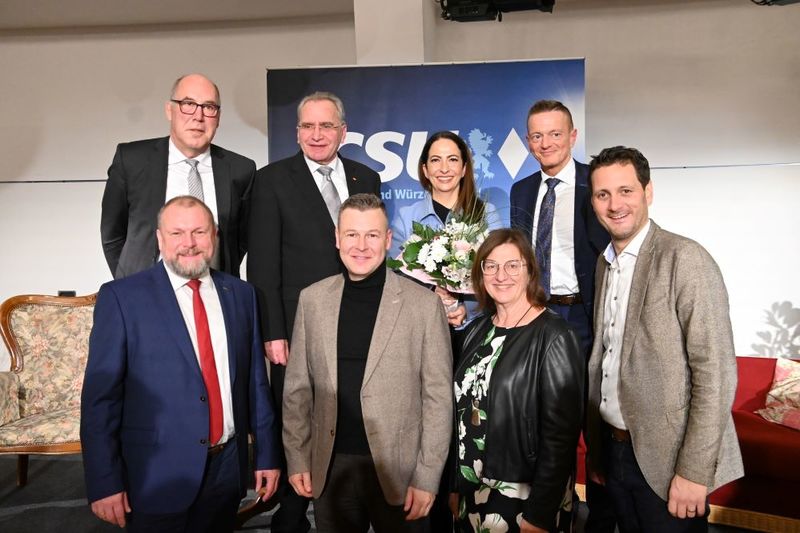 Im Rahmen des Röttinger Kanapee-Gesprächs diskutierten auf dem Podium Karl Straub (CSU), Integrationsbeauftragter der Bayerischen Staatsregierung, CSU-Bundestagskandidatin für Stadt und Landkreis Würzburg sowie Sozialreferentin der Stadt Würzburg Dr. Hülya Düber, Bundestagsabgeordneter Paul Lehrieder sowie als Moderatoren Landrat Thomas Eberth und Landtagsabgeordneter Björn Jungbauer. 
