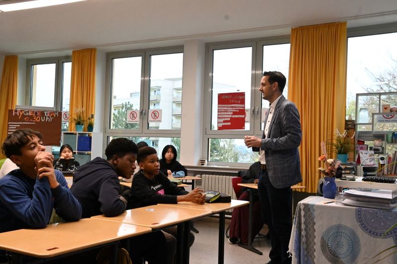 Als Mitglied im Bildungsausschuss des Bayerischen Landtags hat der Landtagsabgeordnete Björn Jungbauer kürzlich die Würzburger Mönchbergschule besucht. Die Schule gilt als eine Bildungseinrichtung, welche als Vorreiterin für gelungene Integration in der Region gilt. 