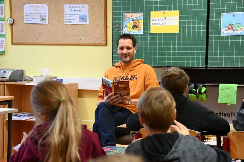 Am diesjährigen bundesweiten Vorlesetag durfte sich die Grundschule Kirchheim über einen besonderen Gast freuen: Björn Jungbauer, ehemaliger Bürgermeister von Kirchheim und heutiger Landtagsabgeordneter, kehrte an seine alte Wirkungsstätte zurück, um den Schülerinnen und Schülern der Klasse 4a aus dem Buch Die Landtags-Detektive vorzulesen.