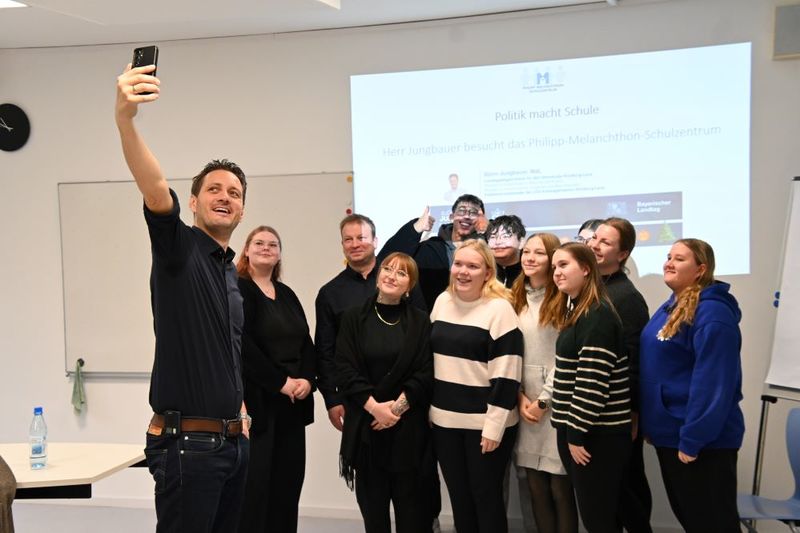 Zum Tag der freien Schulen in Bayern werden jährlich Politiker in Privatschulen eingeladen, um diesen eine Schulstunde zu schenken. Im Rahmen dieser Aktion besuchte Landtagsabgeordneter Björn Jungbauer das Philipp-Melanchthon-Schulzentrum in Würzburg. Die Berufsfachschule für Kinderpflege wird vom Diakonischen Werk getragen und bildet neben Kinderpflegern und Kinderpflegerinnen seit kurzem auch in der Fachakademie zu staatlich anerkannten Erzieherinnen und Erziehern aus. 