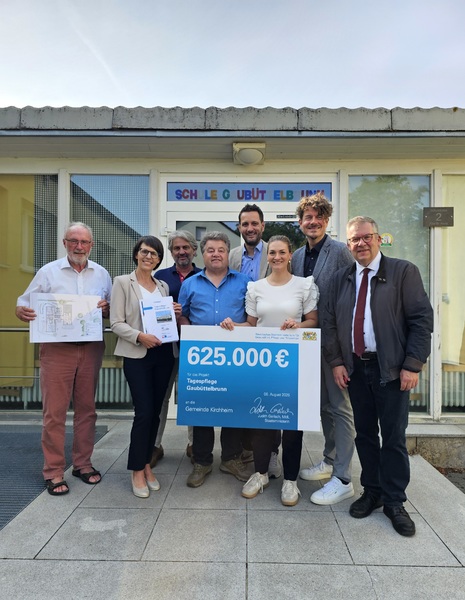 Zuhause alt werden ist der Wunsch vieler Menschen – das soll nun auch in Kirchheim-Gaubüttelbrunn für mehr Menschen möglich werden. Hierfür plant die Gemeinde Kirchheim die Einrichtung von 25 Tagespflegeplätzen in der ehemaligen Grundschule in Gaubüttelbrunn. Landtagsabgeordneter und ehemaliger 1. Bürgermeister Björn Jungbauer freut sich, dass die Umsetzung eine wichtige Hürde genommen hat. Das Bayerische Landesamt für Pflege hat bekannt gegeben, dass der Umbau mit bis zu 625.000 Euro im Rahmen des Förderprogramms „PflegesoNah“ unterstützt wird. Staatsministerin Judith Gerlach übergab den Förderscheck persönlich.