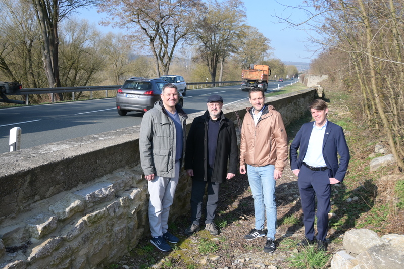Gemeinsam für den Erhalt eines Kulturdenkmals: 1. Bürgermeister Michael Sedelmayer, Bauamtsleiter Dr. Michael Fuchs sowie die Landtagsabgeordneten Björn Jungbauer (CSU) und Felix Freiherr von Zobel (Freie Wähler) freuen sich über weitere 200.000 Euro aus den Fraktionsinitiativen des Nachtragshaushalts 2026 für die Sanierung der denkmalgeschützten Weinbergsmauer Würzburg-Randersacker. (Foto: Matthias Ernst/Büro Jungbauer)