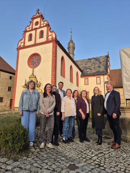 250.000 Euro für die Rettung eines Kulturdenkmals: Die Klosterkirche St. Georg in Tückelhausen erhält dringend benötigte Mittel zur Dachsanierung und Sicherung aus den CSU/FW-Fraktionsinitiativen 2026. V.l.: Beatrix Kohlmann, Katja Mark-Engert, Doris Heyde (alle Bischöfliches Ordinariat), MdL Björn Jungbauer (CSU), Jutta Sokopp, Birgit Kühne, Birgit Schmittchen-Miles (Kirchenverwaltung Tückelhausen), Theresa Melchior (Denkmalbehörde Landratsamt Würzburg) und Landrat Thomas Eberth. MdL Felix Freiherr von Zobel (Freie Wähler) war kurzfristig verhindert. (Foto: Matthias Ernst/Büro Jungbauer)