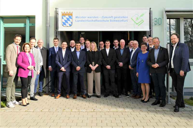 Herzlichen Glückwunsch an die 12 neuen Staatlich geprüften Wirtschafter und 1 neue Staatlich geprüfte Wirtschafterin für Landbau (Bachelor Professional in Agrarwirtschaft) aus ganz Unterfranken. 
Nach erfolgreichem Abschluss des dritten Semesters warten nun verschiedenste Aufgaben in der Landwirtschaft auf die 13 Absolventen. Sei es die Übernahme des elterlichen Betriebs oder die Tätigkeit als Betriebsleiter. Laut dem Schulleiter Joachim Dömling war der 101. Abschlussjahrgang an der Staatlichen Landwirtschaftsschule Schweinfurt ein leistungwilliger, leistungsfähiger und fachlich starker. 
 
