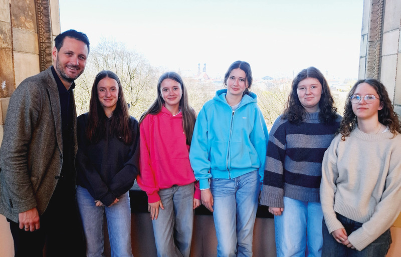 Am deutschlandweiten GirlsDay, dem Mädchen-Zukunftstag konnte Landtagsabgeordneter Björn Jungbauer fünf Mädchen aus seinem Stimmkreis im Bayerischen Landtag in München begrüßen. Ziel des jährlich stattfindenden Aktionstages war es auch heuer wieder jungen Mädchen Einblicke in Berufe zu geben. 