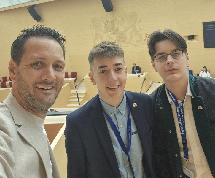 Die beiden Sprecher des Jugendkreistags des Landkreises Würzburg absolvierten bei Landtagsabgeordneten Björn Jungbauer ein Praktikum. So konnten sie u.a. eine Plenarsitzung auf der Besuchertribüne mitverfolgen. 