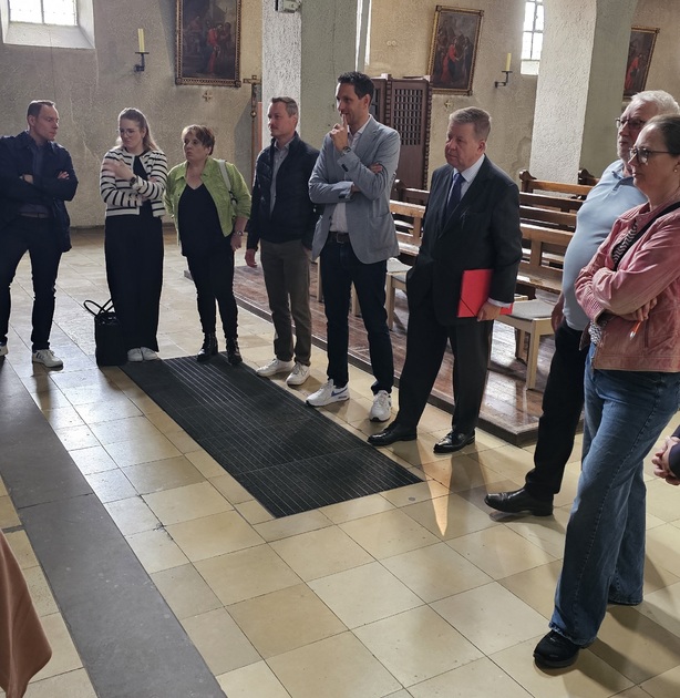 MdL Robert Brannekmper (3. v. r.) informierte sich auf Einladung von MdL Jungbauer mit Vertretern aus Kirche, Denkmalpflege und der Landkreisverwaltung sowie des Marktes Zell ber den Zustand des Gebudes und mgliche Nachnutzungsperspektiven. 