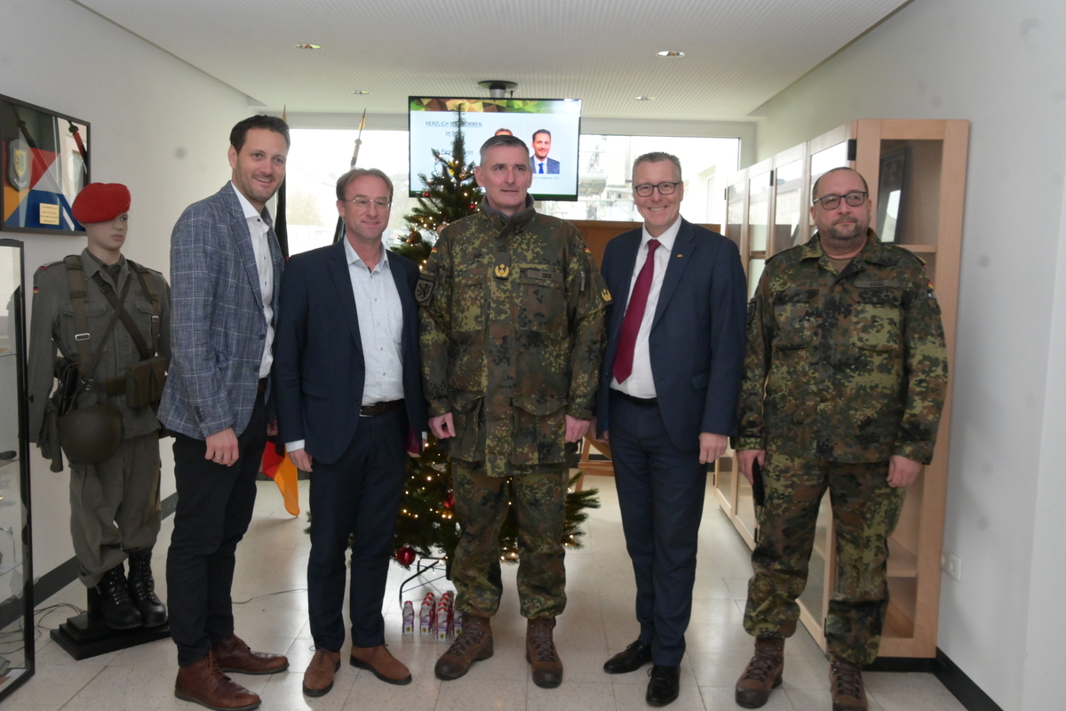 Informationen aus erster Hand beim Besuch bei der 10. Panzerdivision in Veitsh�chheim. Von links: Bj�rn Jungbauer, B�rgerbeauftragter Wolfgang Fackler, Generalmajor J�rg See, 1. B�rgermeister J�rgen G�tz, Brigadegeneral Andr� Abed.