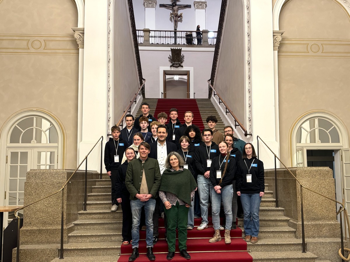 Die Landtagsabgeordneten Felix Freiherr von Zobel (vorne, von links), Bj�rn Jungbauer und Kerstin Celina begr��en den W�rzburger Jugendkreistag im Bayerischen Landtag. Foto: Franziska Fuchsbauer