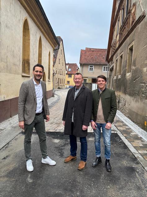 BU: Auf dem Bild zu sehen sind von rechts nach links Landtagsabgeordneter Felix Freiherr von Zobel (Freie W�hler), 1. B�rgermeister Peter Juks und Landtagsabgeordneter Bj�rn Jungbauer (CSU) (Foto: Susanne von Zobel). 