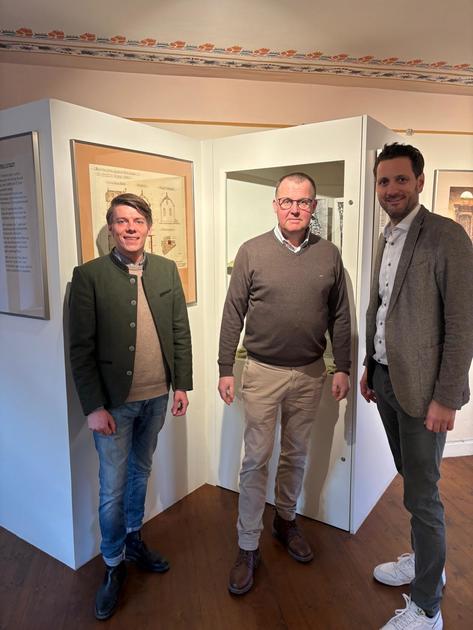 Auf dem Bild zu sehen sind von links nach rechts Landtagsabgeordneter Felix Freiherr von Zobel (Freie W�hler), 1. B�rgermeister Johannes Menth und Landtagsabgeordneter Bj�rn Jungbauer (CSU).