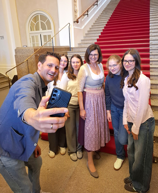 Die vier Besucherinnen beim Girls`Day gemeinsam mit Landtagsabgeordneten Bj�rn Jungbauer und Ilse Aigner auf der Treppe des Bayerischen Landtags (Bild: Jennifer Haug, B�ro Jungbauer) 