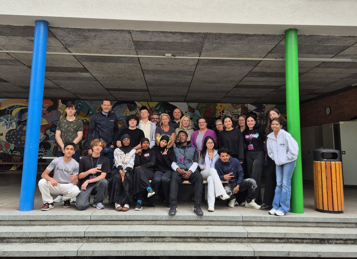 Internationale Spezialit�ten und informative Gespr�che gab es bei der Sch�lerfirma �L�wenb�cker� mit MdL Bj�rn Jungbauer an der M�nchbergschule. Bild: B�ro Jungbauer/Matthias Ernst